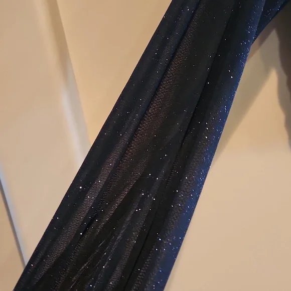 Black crop sparkled top with shear sleeves size small - Picture 3 of 7